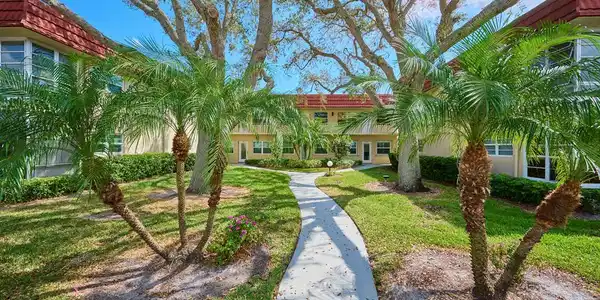 8 Vista Palm Lane
