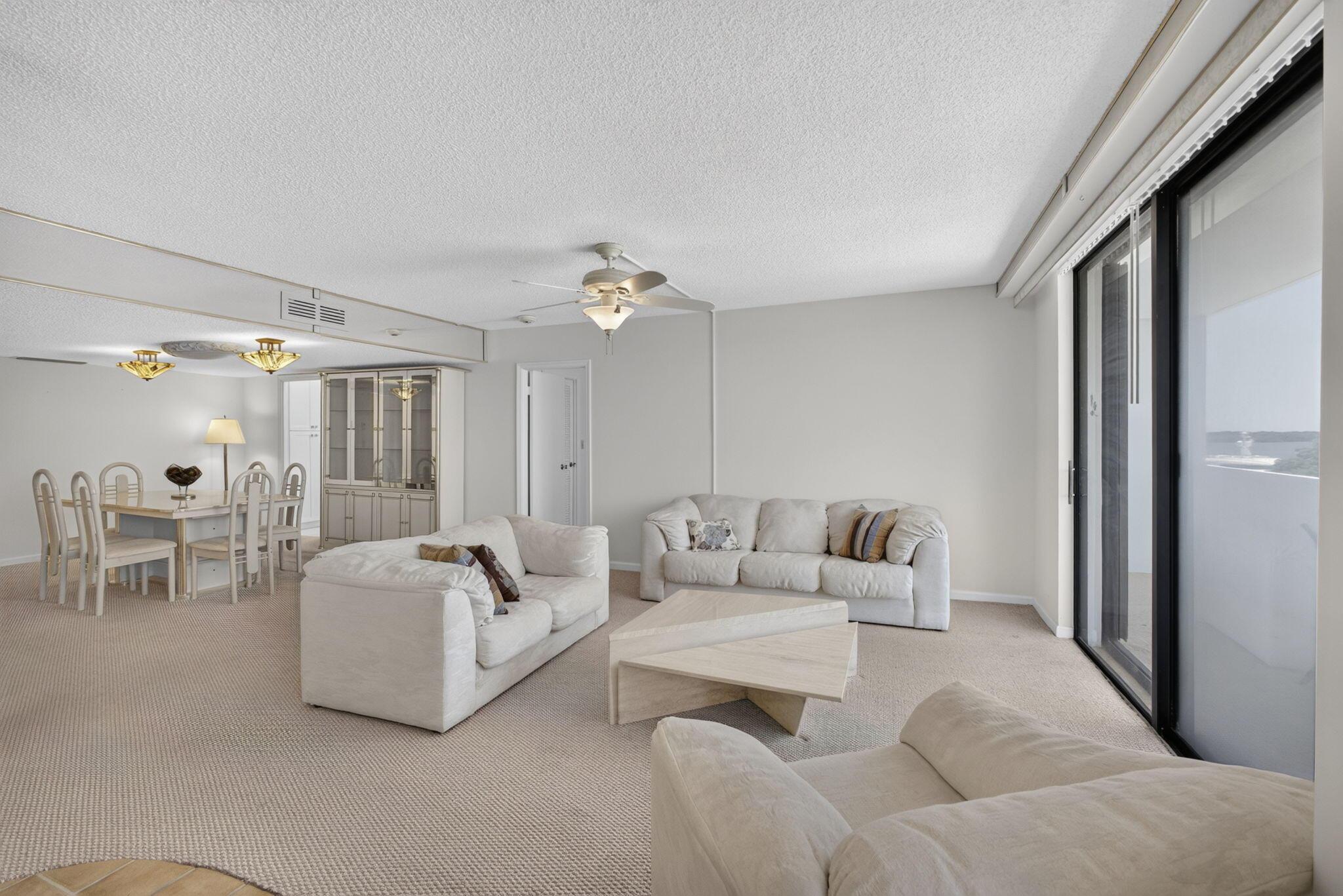 Image 2: Versatile open floor