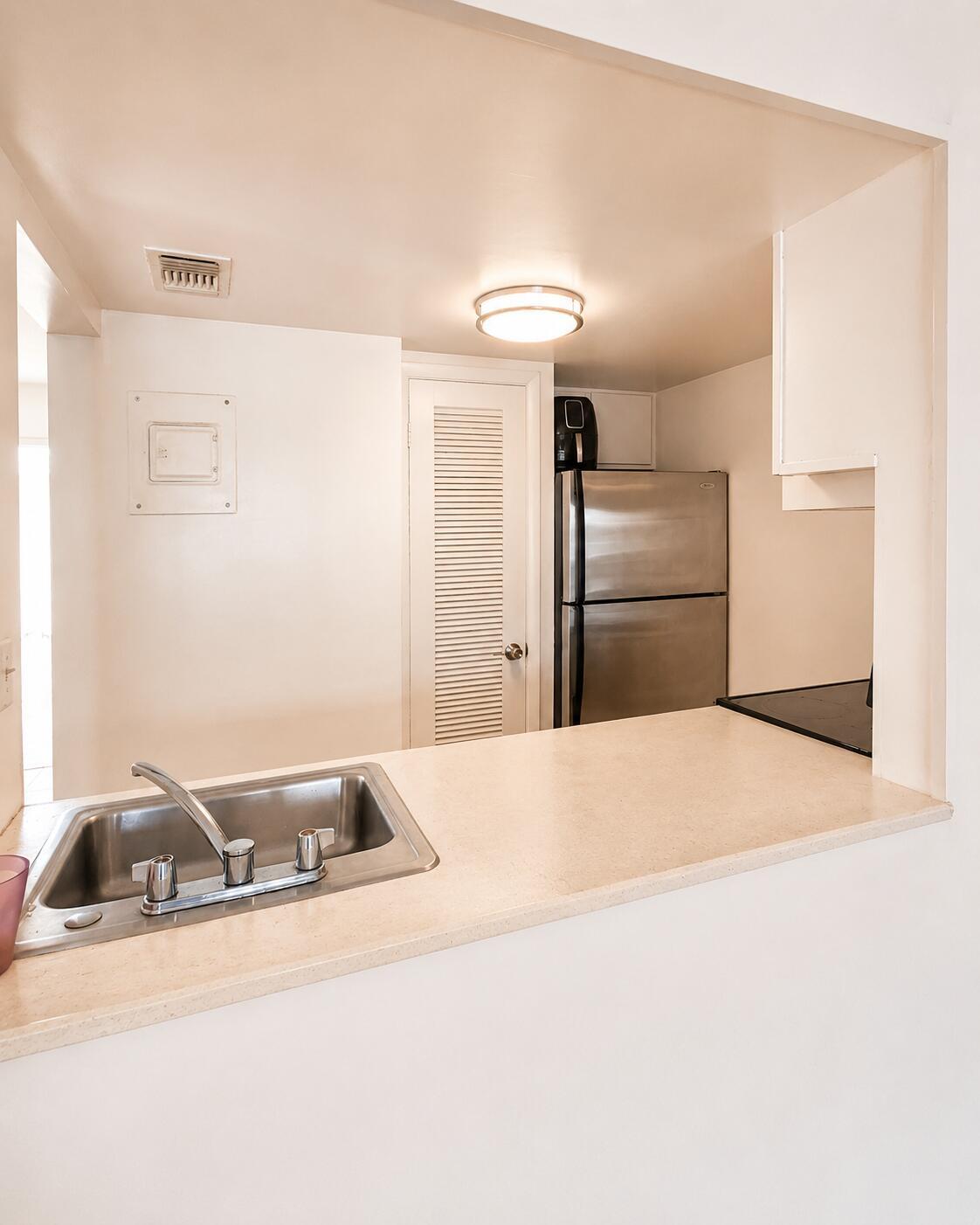 Image 4: kitchen