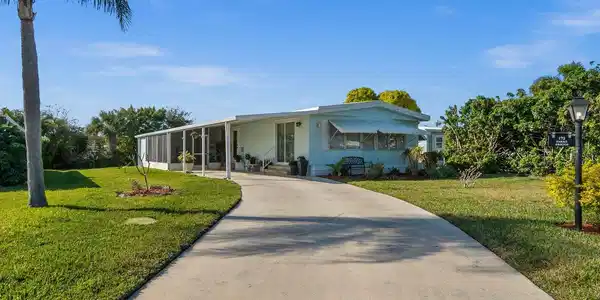 172 NE Emerald Drive