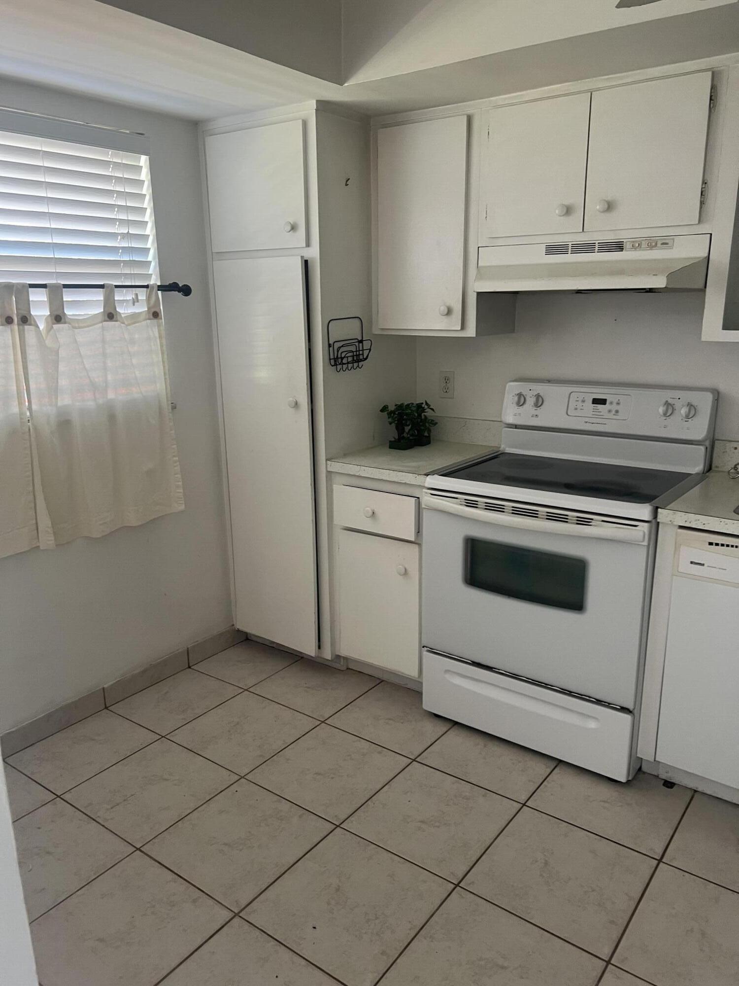 Image 3: Kitchen