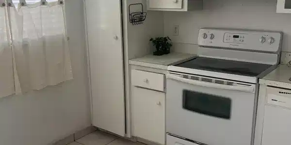 Image 3: Kitchen