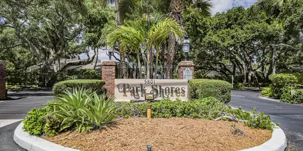 219 E Park Shores Circle