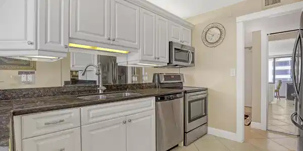 Image 4: Kitchen