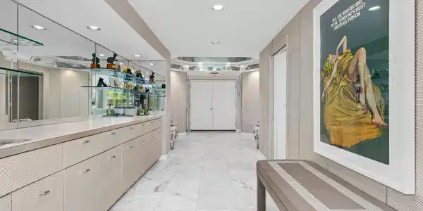 Image 4: Foyer