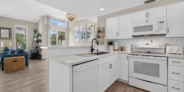 Image 4: Beautiful Kitchen