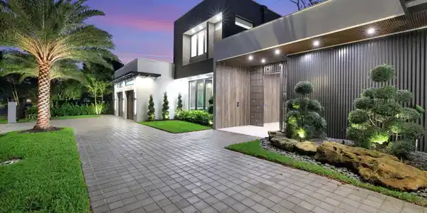 Image 2: Front Entry / Driveway