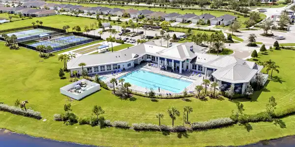 Image 4: Sparkling, resort-style pool