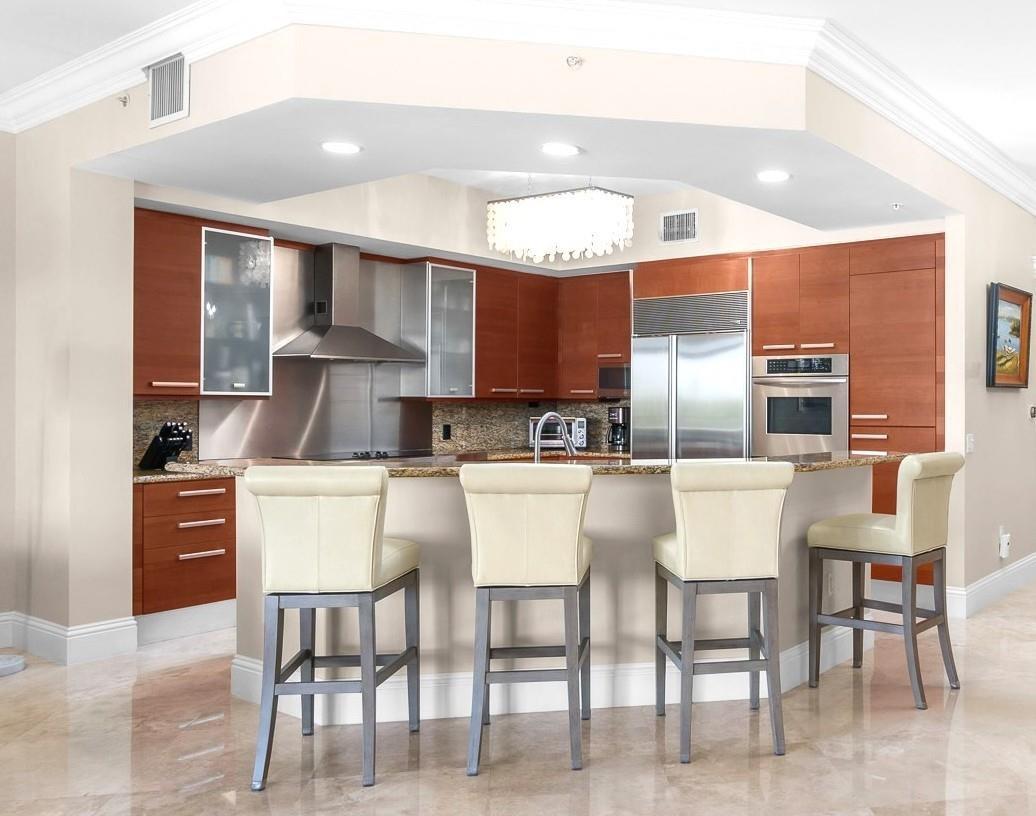 Image 3: Gourmet "Island" Kitchen