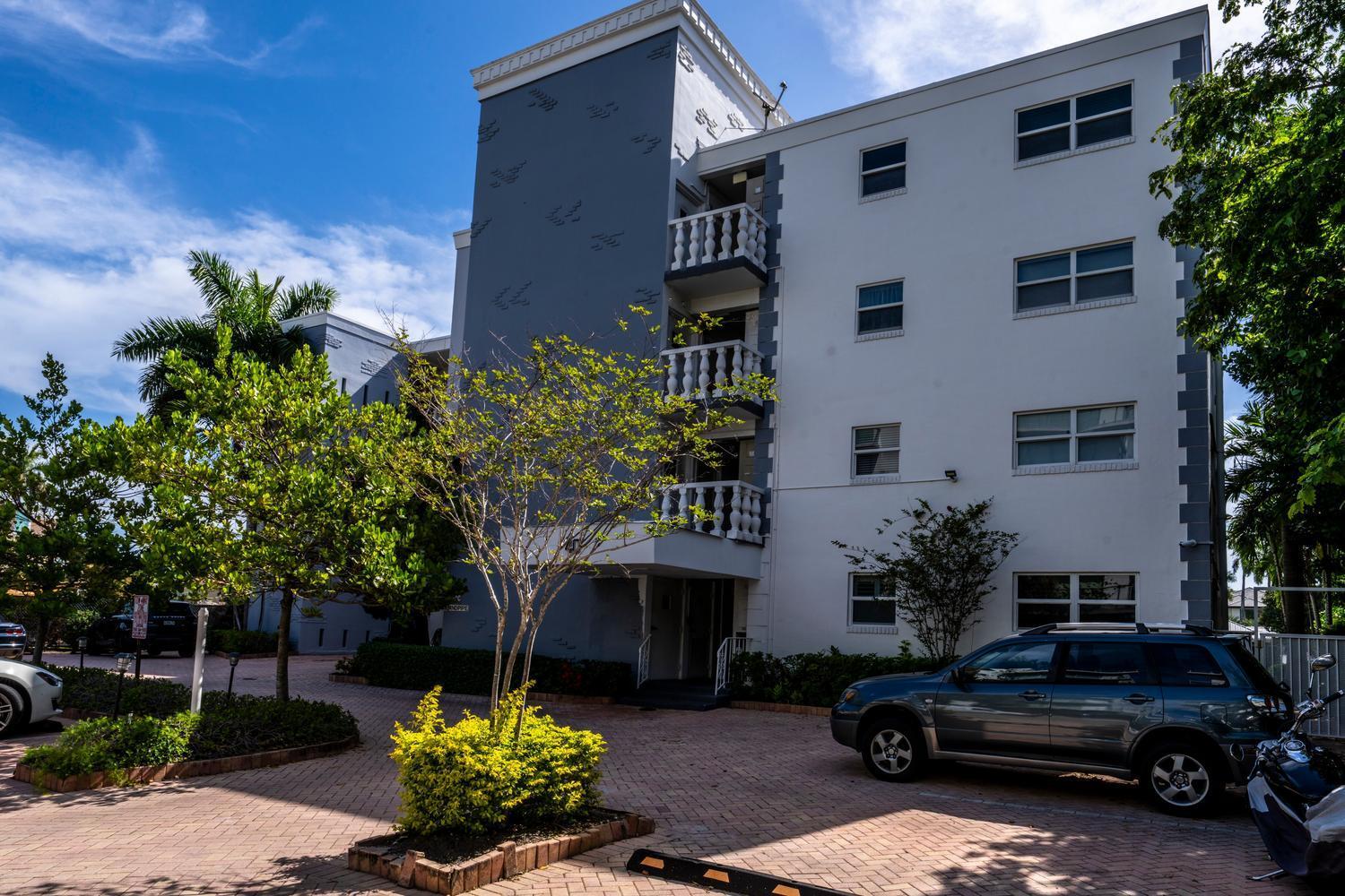 Image 2: 40 Isle of Venice Dr Front