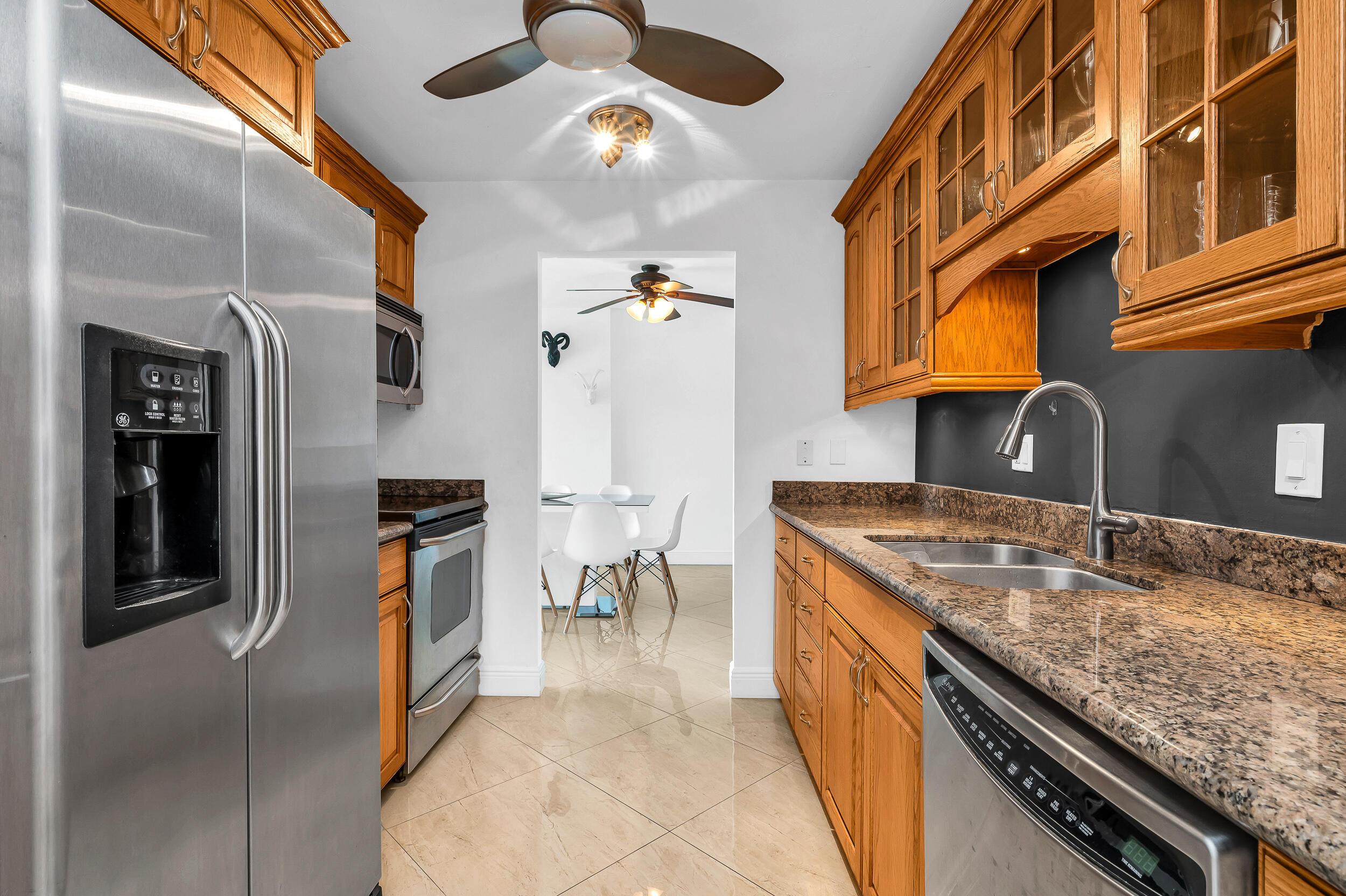 Image 4: Kitchen