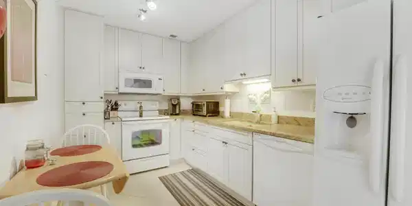 Image 3: House-10