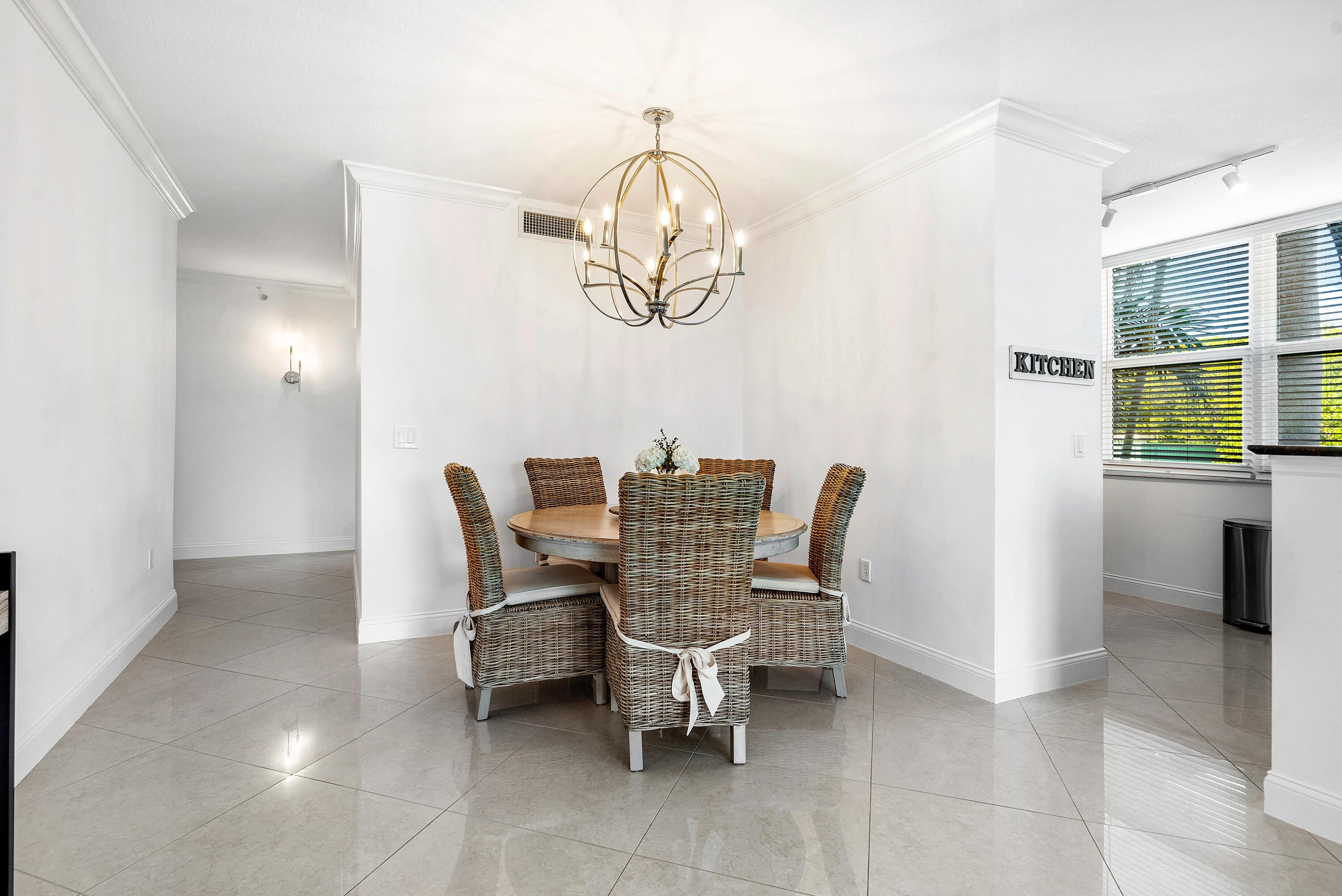 Image 4: Dining room