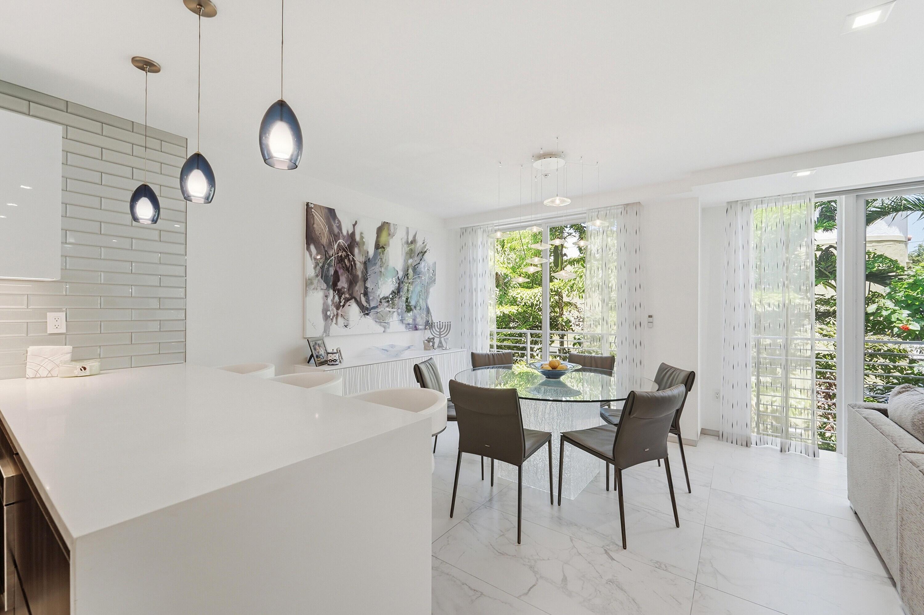 Image 3: Light & bright Living Space