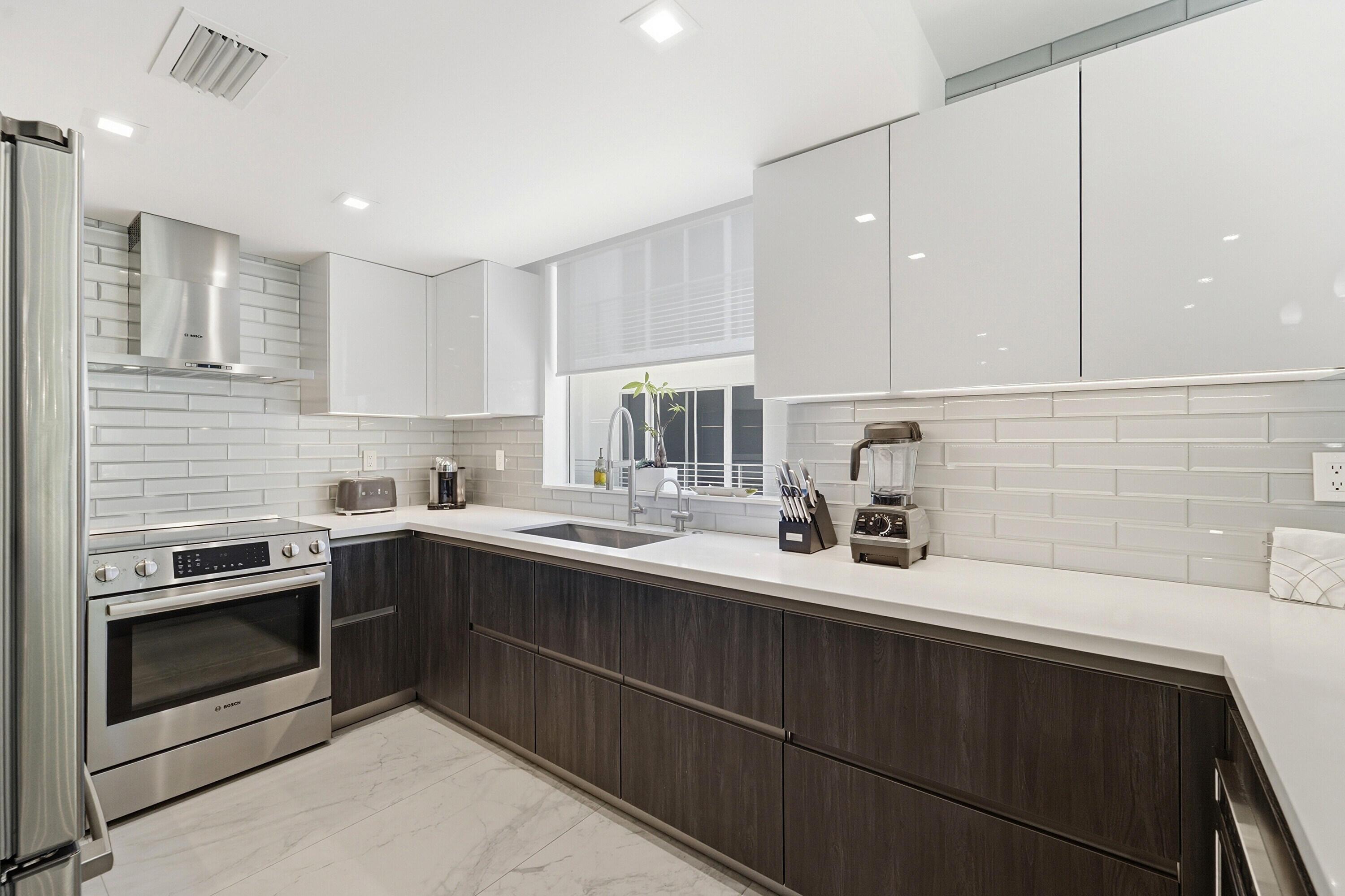 Image 4: Upgraded Kitchen Cabinet Color, Upgraded Cabinet O