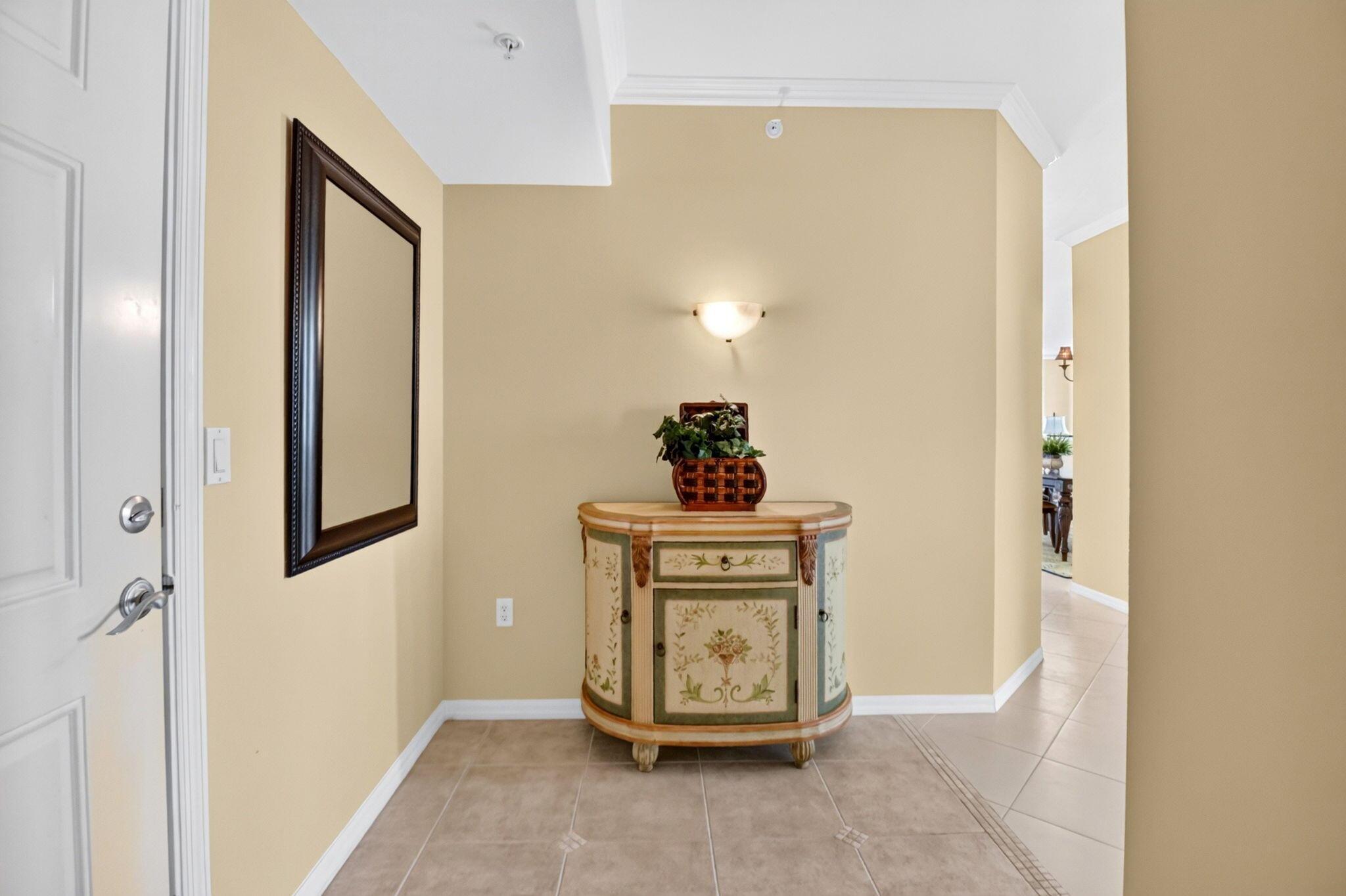Image 4: FOYER