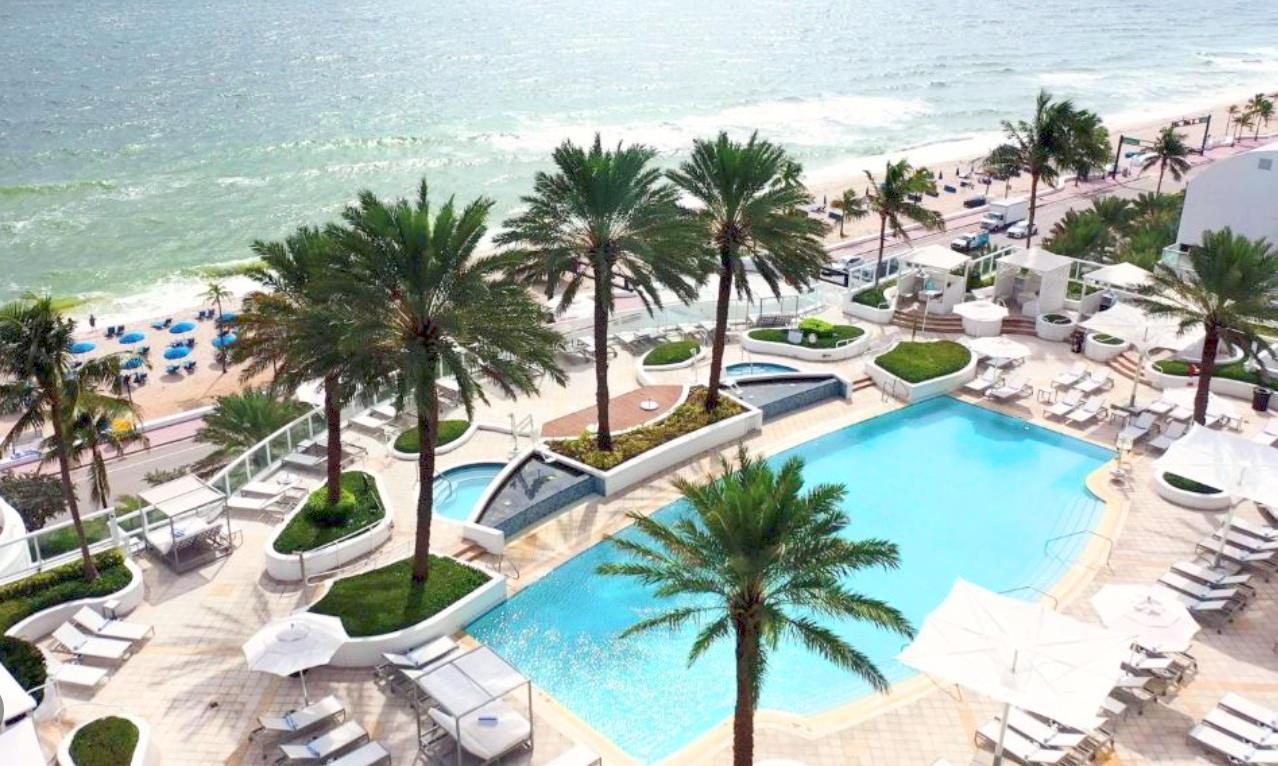 Image 4: Cabana Service