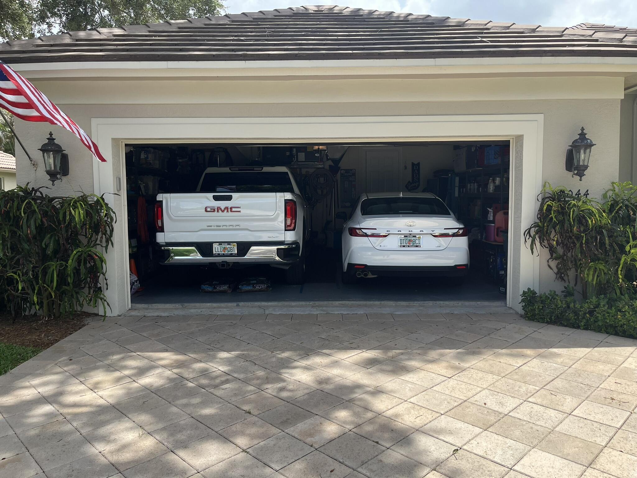 Image 4: 2 Car Garage