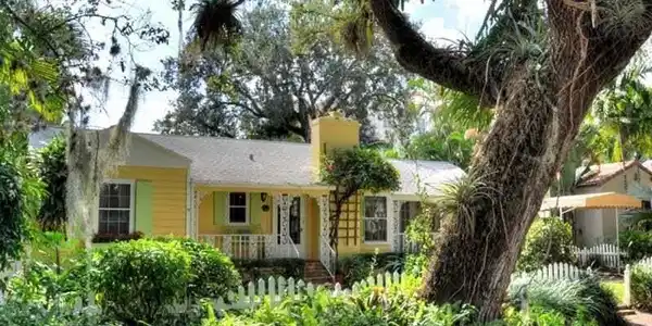 Image 4: Front Yard