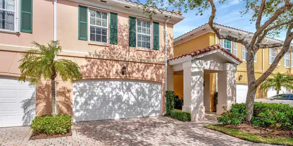 15 Laurel Oaks Circle