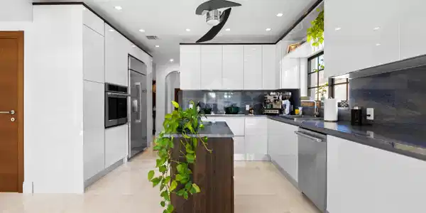 Image 2: Sleek design, with all the modern conveniences.