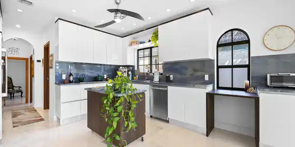 Image 3: Open Design / Completely Renovated / Gourmet Kitch