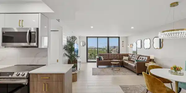 Image 4: Living Area