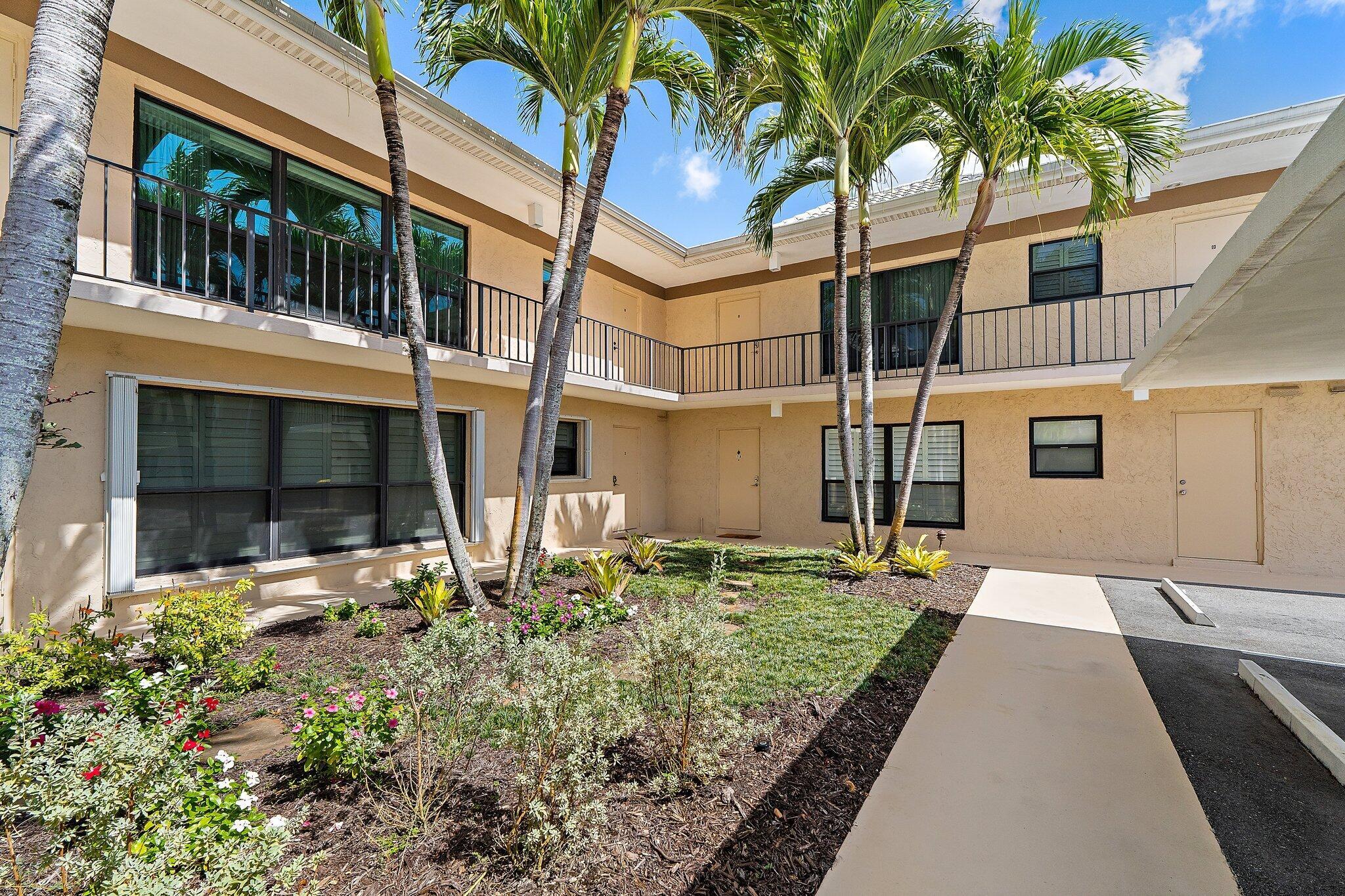 Image 1: Renovated first-floor condo in Turtle Creek, a gol