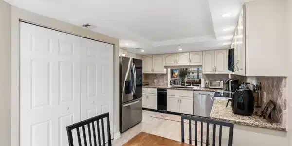 Image 3: KITCHEN