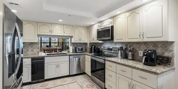 Image 4: KITCHEN