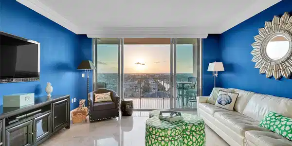 821 N Riverside Drive