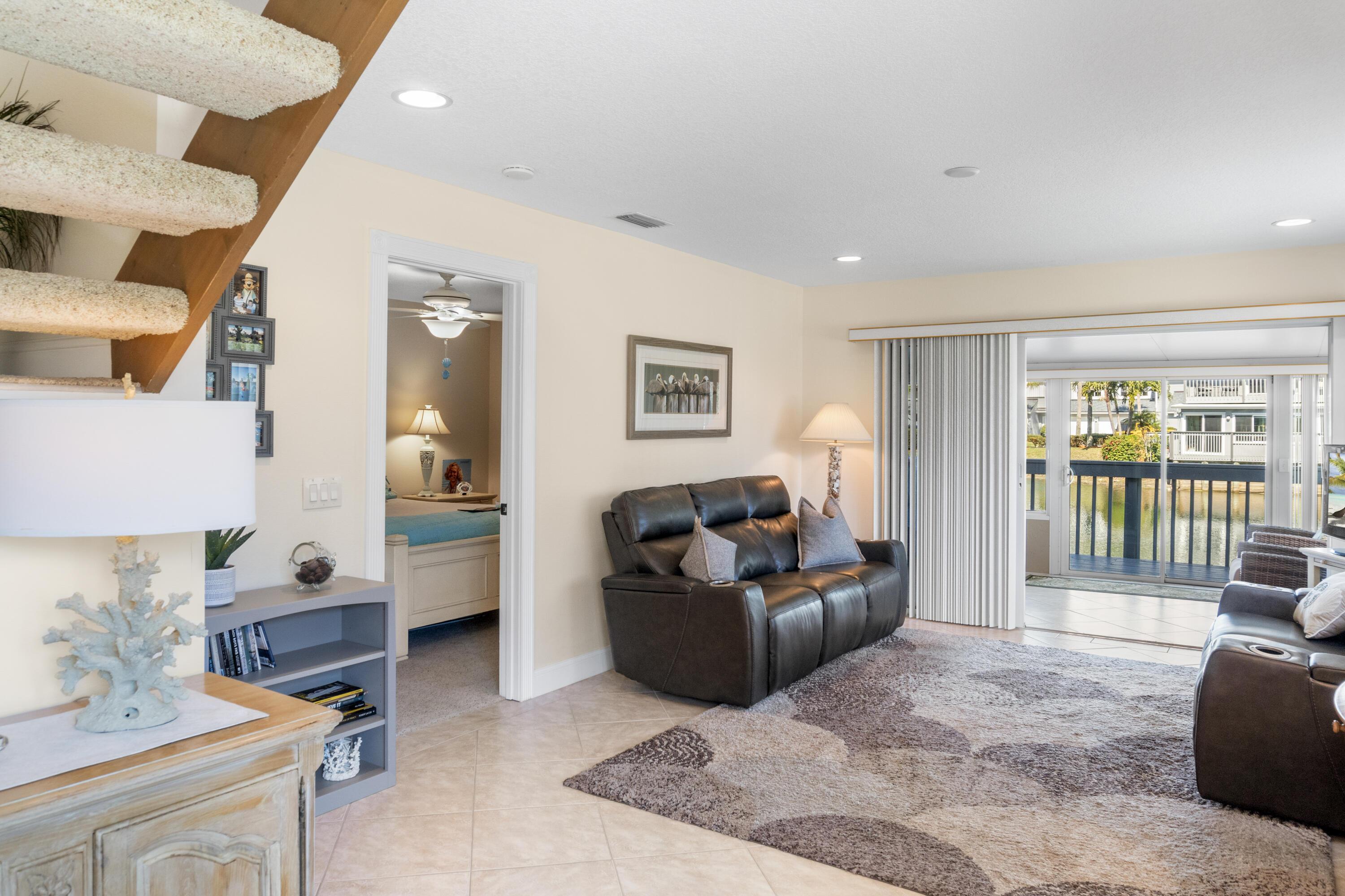 Image 4: Living Room