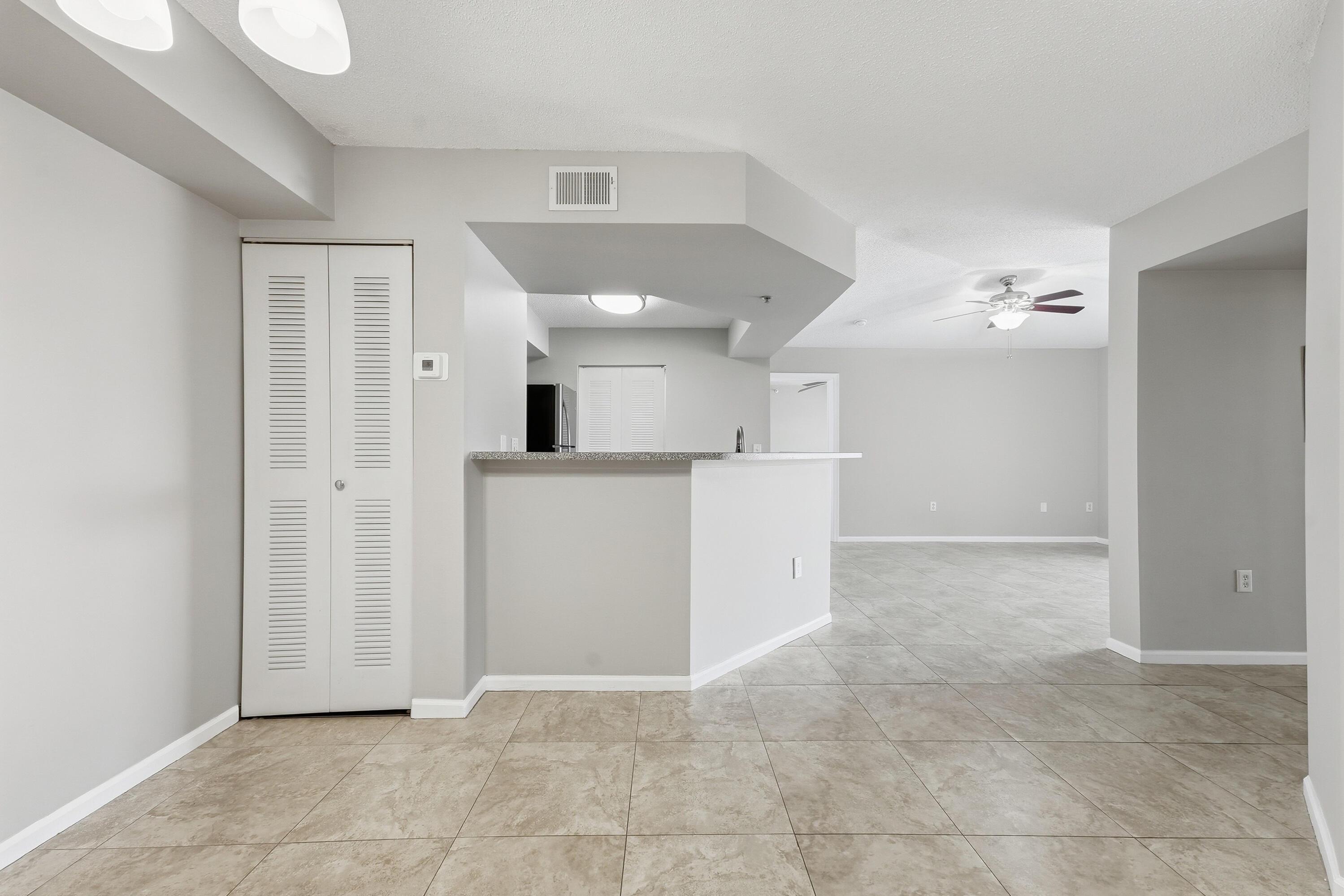 Image 2: Din./ Kitchen Area