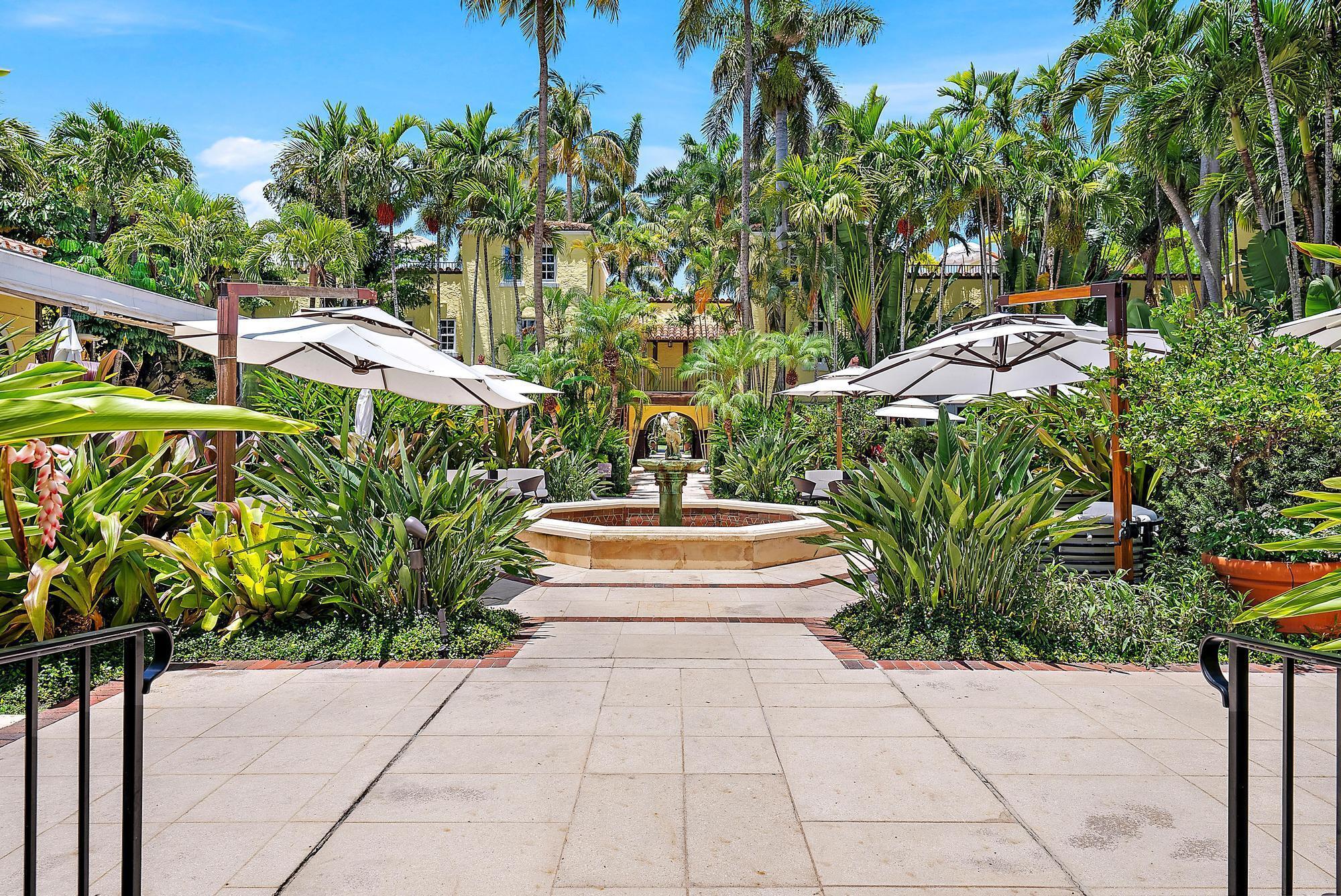 Image 4: Courtyard and fountain