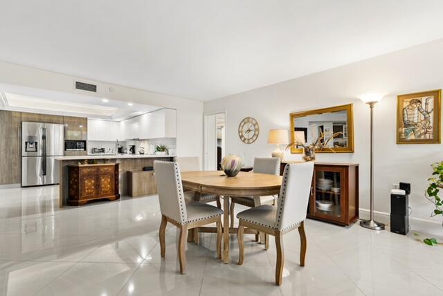 Image 3: Large living and dining area