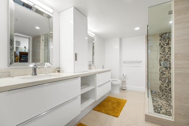 Image 4: Nothing was spared in your lavish bathrooms.