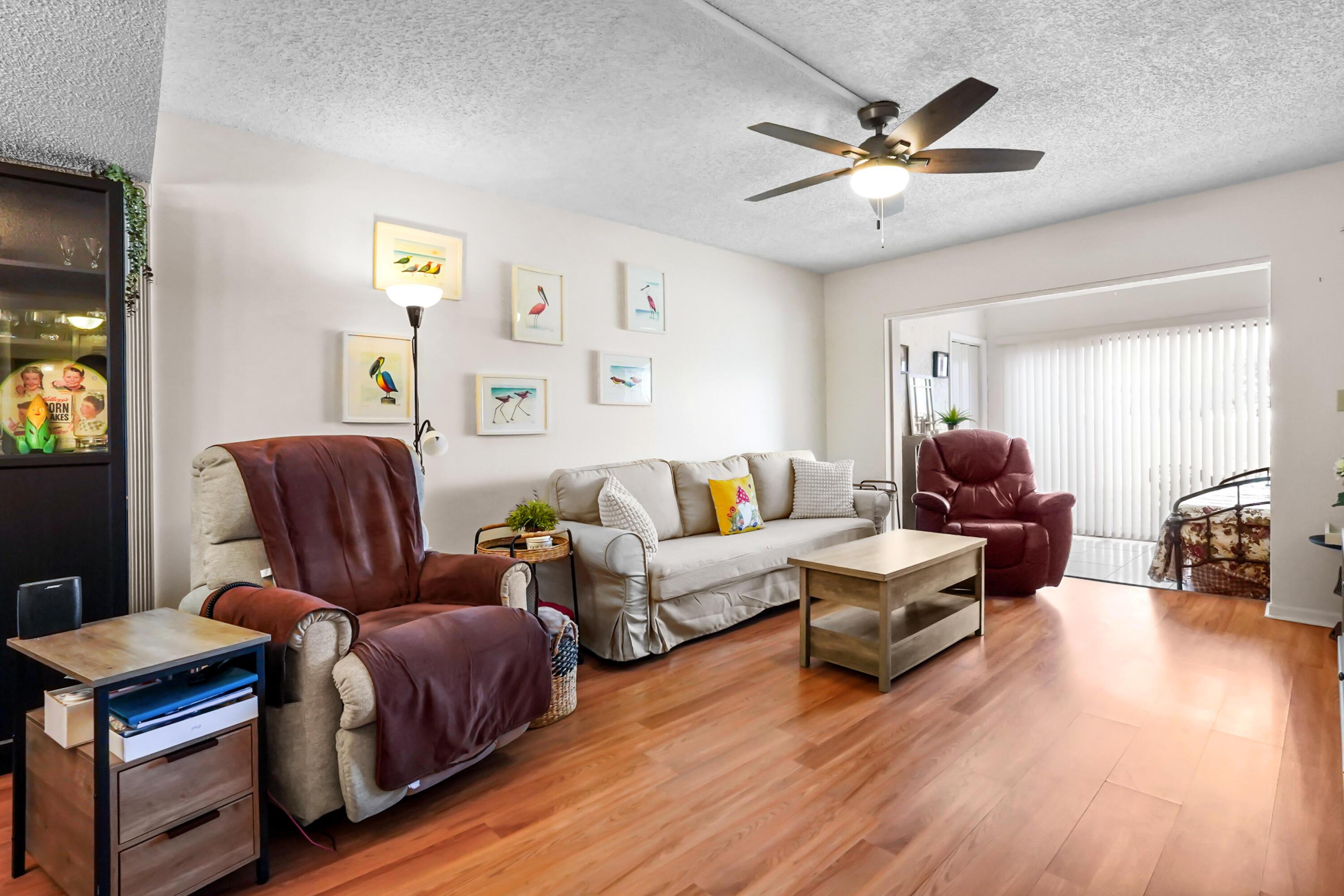 Image 2: 16 living room 01