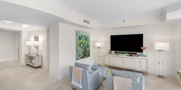 Image 4: INVITING TELEVISION AREA