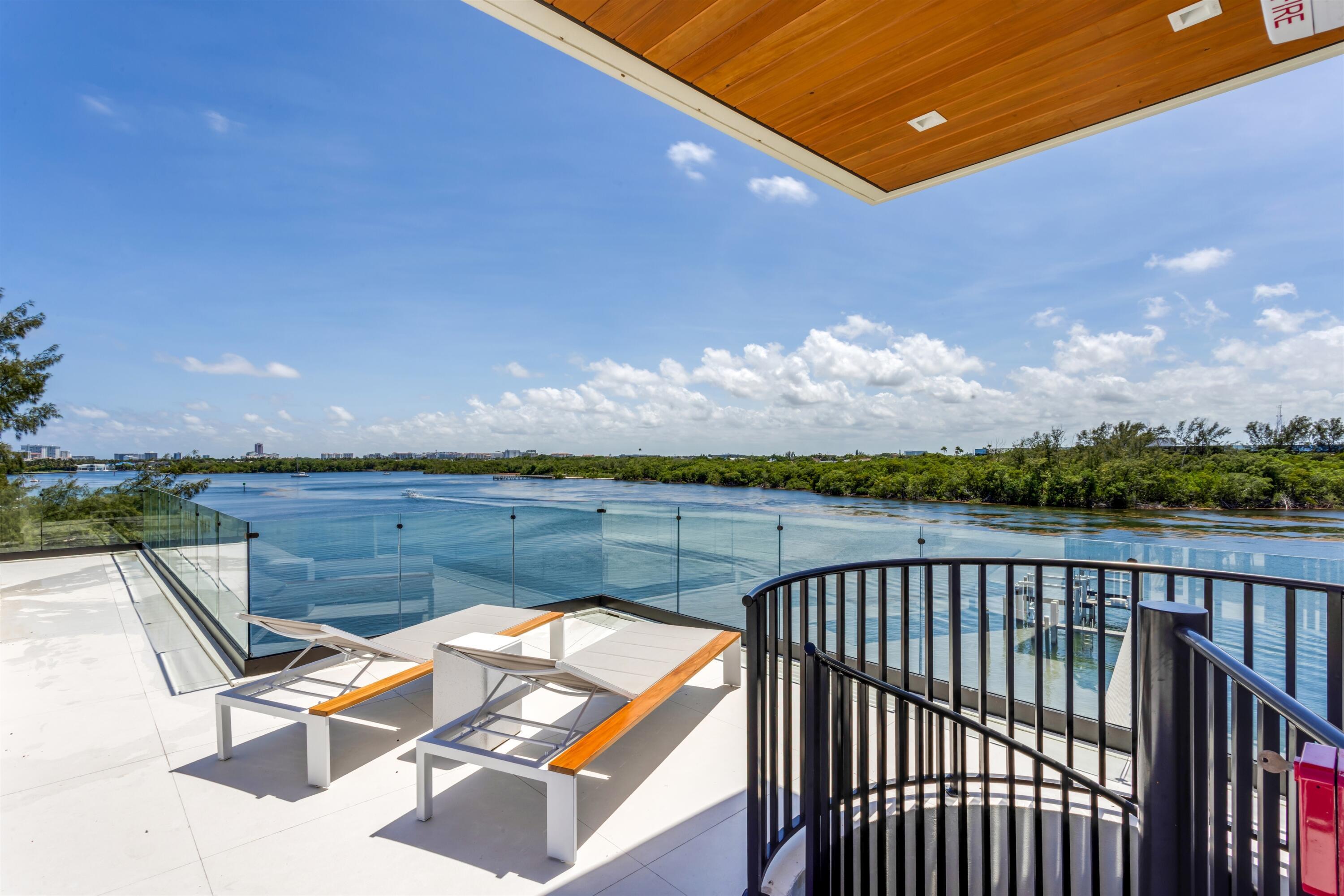 Image 3: PRIVATE ROOFTOP DECK