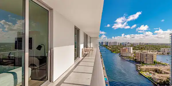 Image 3: Balcon View 2