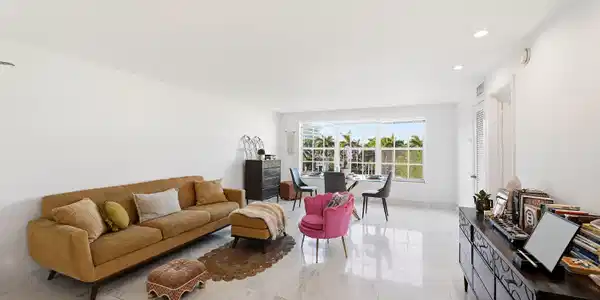 Image 4: Living area