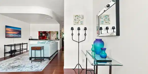Image 4: Foyer