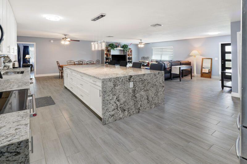 Image 4: Kitchen