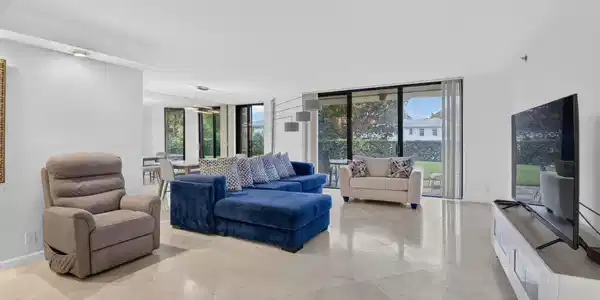 Image 4: Living Area