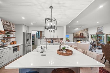 2392 SW Racquet Club Drive