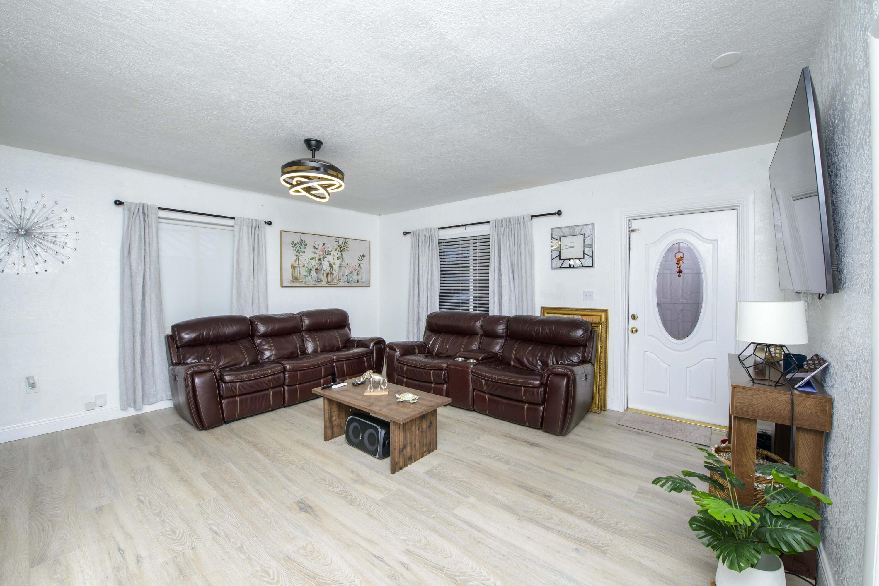 Image 4: 2- Living room (1)