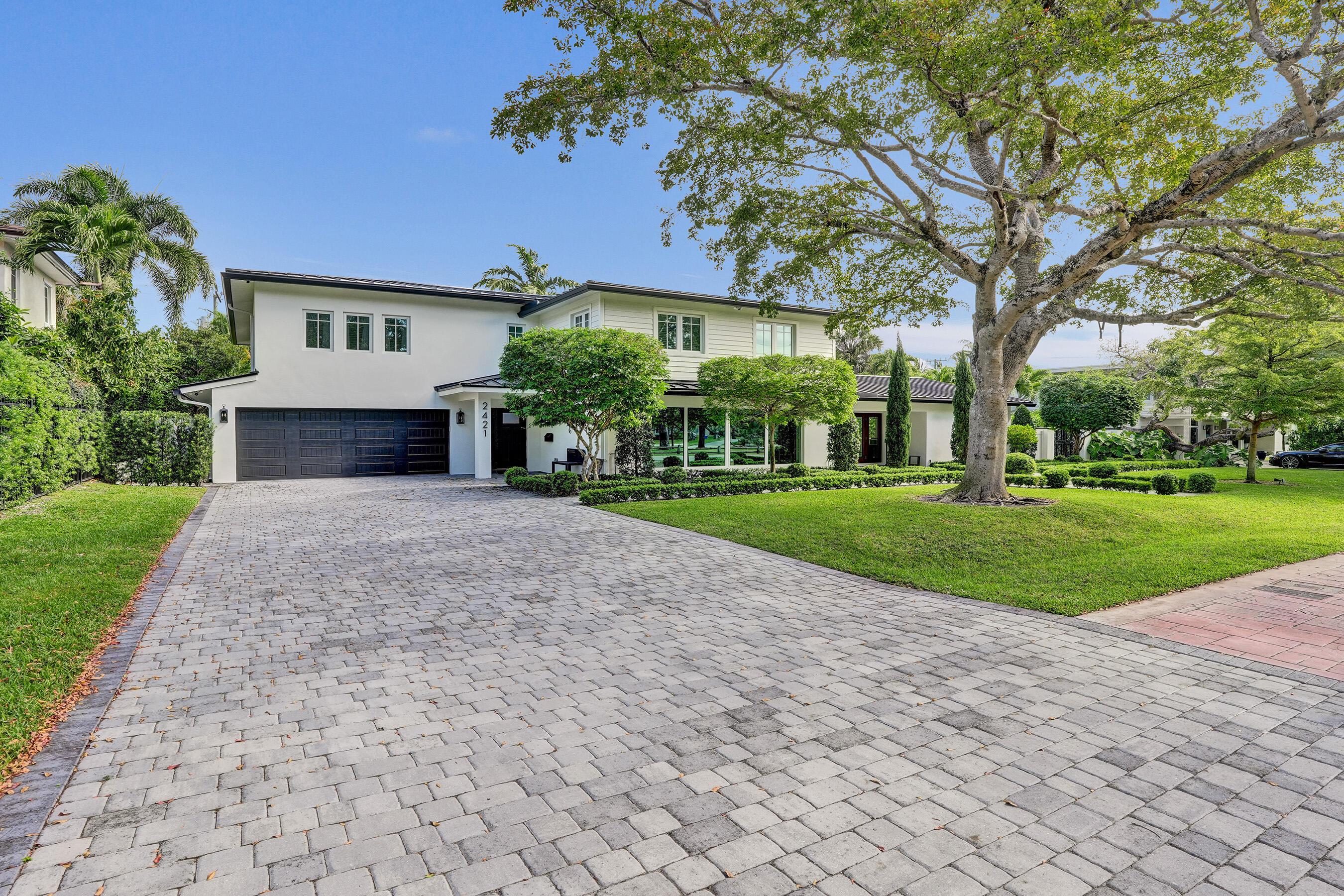 Image 2: DRIVEWAY VIEW