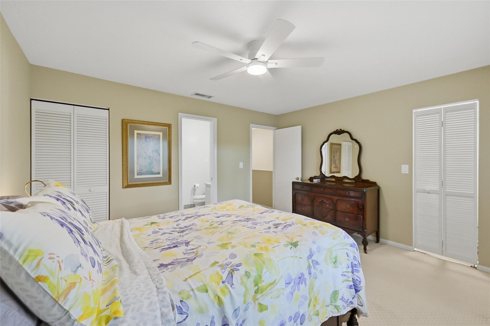 Image 4: Bedroom
