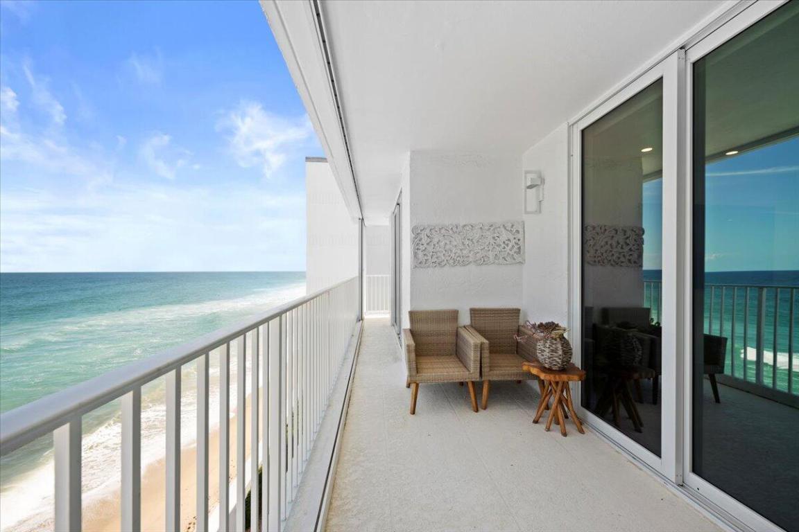 Image 3: COVERED BALCONY