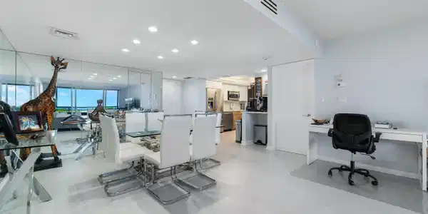 Image 3: Living room